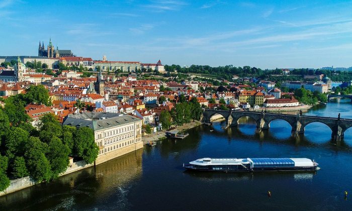 Výletní loď v Praze