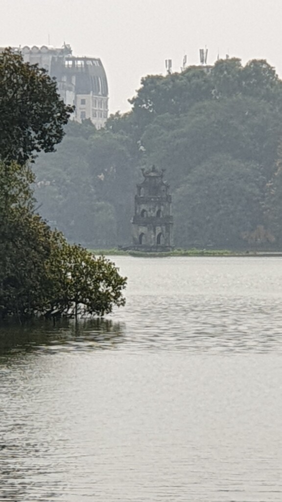 Jezero Hoan Kiem s věží Thap Rua