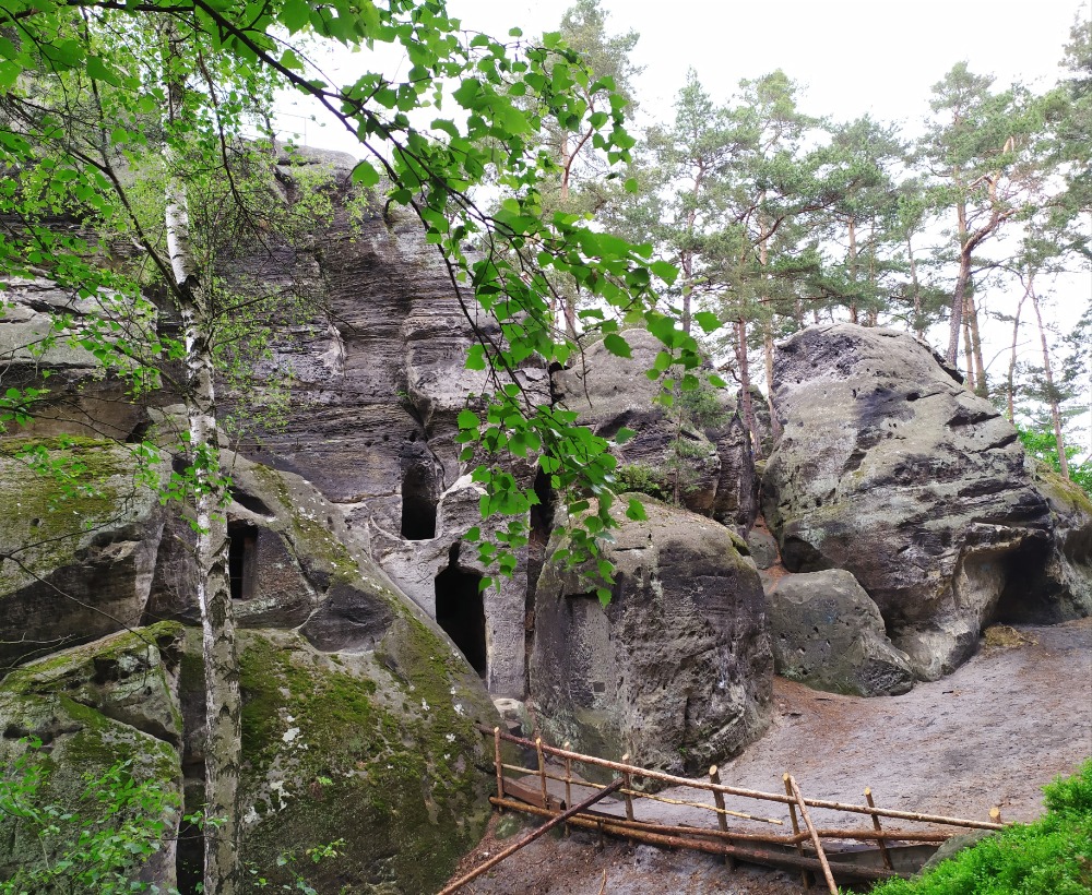 skalní-jeskyně-sloup-v-Čechách