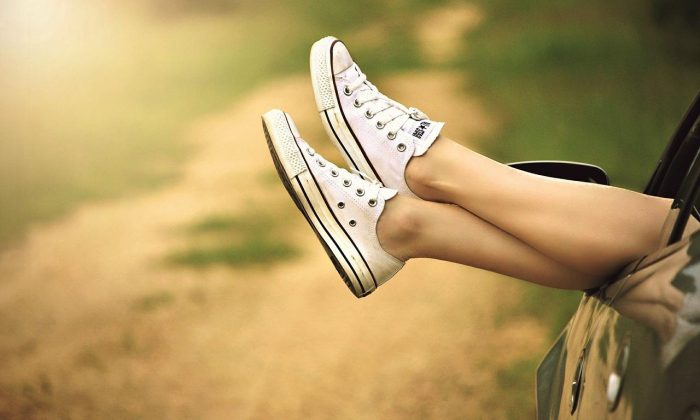 auto Tohle potkat nechcete – u cesty se svíjelo