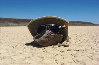 Mysterious_Roving_Rocks_of_Racetrack_Playa_