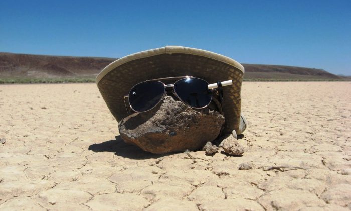 Mysterious_Roving_Rocks_of_Racetrack_Playa_