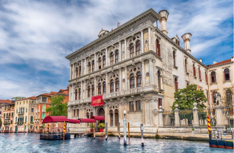Pohled na Casino di Venetia v Benátkách, které se nachází přímo na Gran Canal