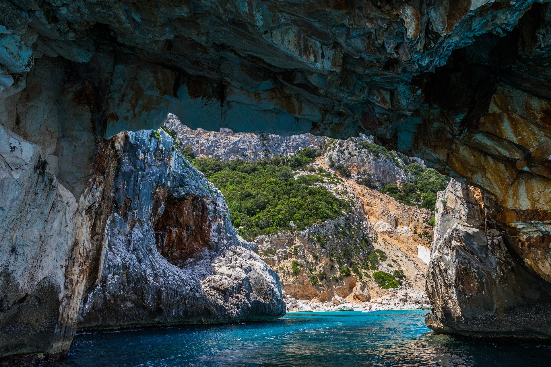 Sardinie Sardinské malé Tahiti málem zničil dav turistů: Objevte tyrkysovou zátoku s oslnivým pískem. Pokud pravidelně slintáte nad fotkami z exotiky a říkáte si, že takhle neskutečně tyrkysová voda prostě v Evropě existovat nemůže, jste na omylu.
