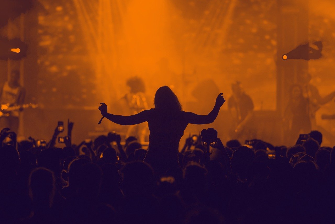 Letní festivaly občas dávají čelem vzad