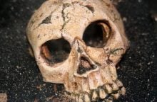 žárový pohřeb, Kharaneh IV, archeologický objev, Střední východ, lovci a sběrači, pohřbívání mrtvých, spálená chýše, prehistorie, kultura před neolitem, antropologie, historie pohřbívání