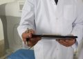 změna barvy moči, zelená moč, propofol vedlejší účinky, příznaky nemocí, barva moči a zdraví, metabolismus léčiv