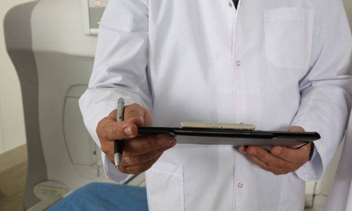 změna barvy moči, zelená moč, propofol vedlejší účinky, příznaky nemocí, barva moči a zdraví, metabolismus léčiv
