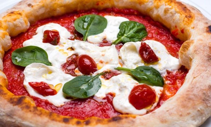 Klíčová slova: pravá neapolská pizza, domácí příprava pizzy, pizza bez pece, recept na pizzu, kuchyňské triky, pizza na pánvi
