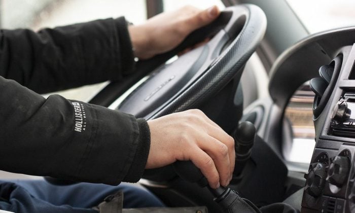 kojení na veřejnosti, diskriminace matek, autobusová doprava, reakce řidiče, podpora spolucestujících, mateřství v praxi