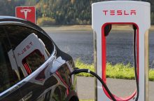 Tesla zákaznický servis, výměna baterie Tesla, vysoké náklady na opravu, ekologičnost elektromobilů, kapacita baterie, elektromobilita