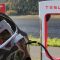 Tesla zákaznický servis, výměna baterie Tesla, vysoké náklady na opravu, ekologičnost elektromobilů, kapacita baterie, elektromobilita