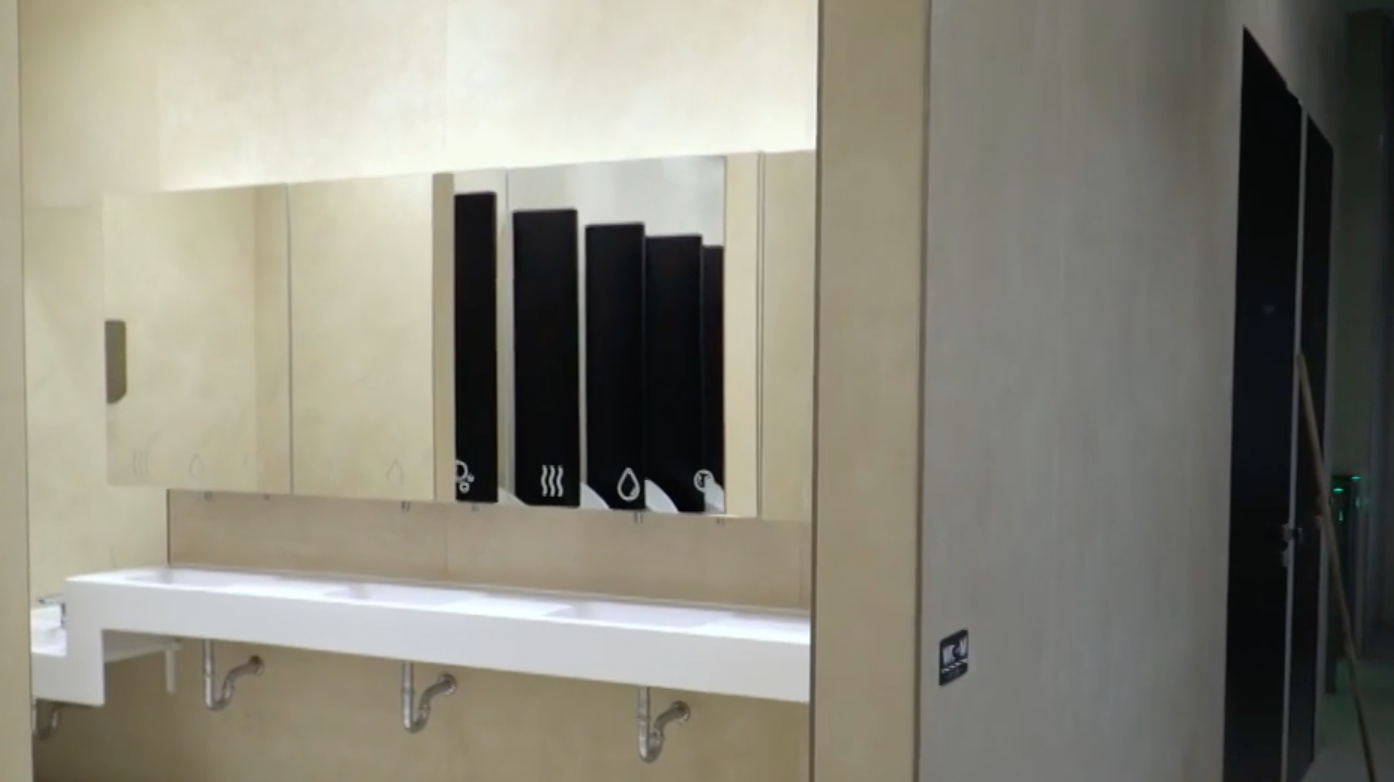 Pisoáry na nádraží v Plzni odrážející se v zrcadlech