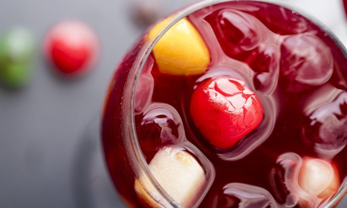 Nedolujte led za sáčku po jednotlivých kostkách Estonsko, vánoce, zvyky, tradice, pálenka