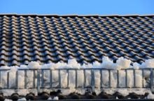 střecha bez sněhu, tepelné úniky, pěstírna marihuany, zásah policie, zimní období Izolace oken za hubičku – v největších střecha, sníh, zimní údržba, okapy, bezpečnost