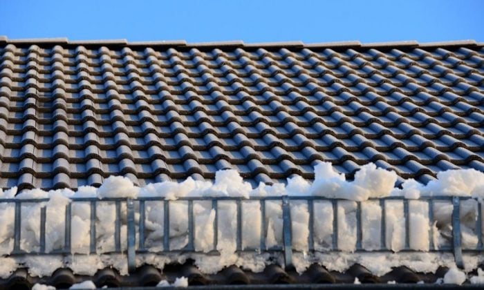 střecha bez sněhu, tepelné úniky, pěstírna marihuany, zásah policie, zimní období Izolace oken za hubičku – v největších střecha, sníh, zimní údržba, okapy, bezpečnost