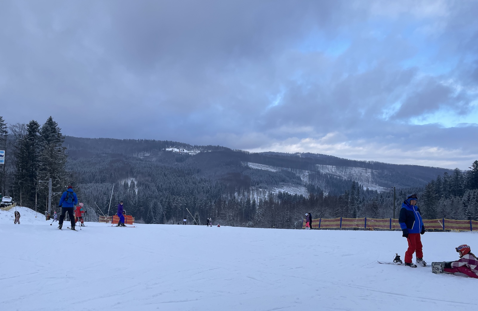 Pohled na sjezdovku na Trojáku shora