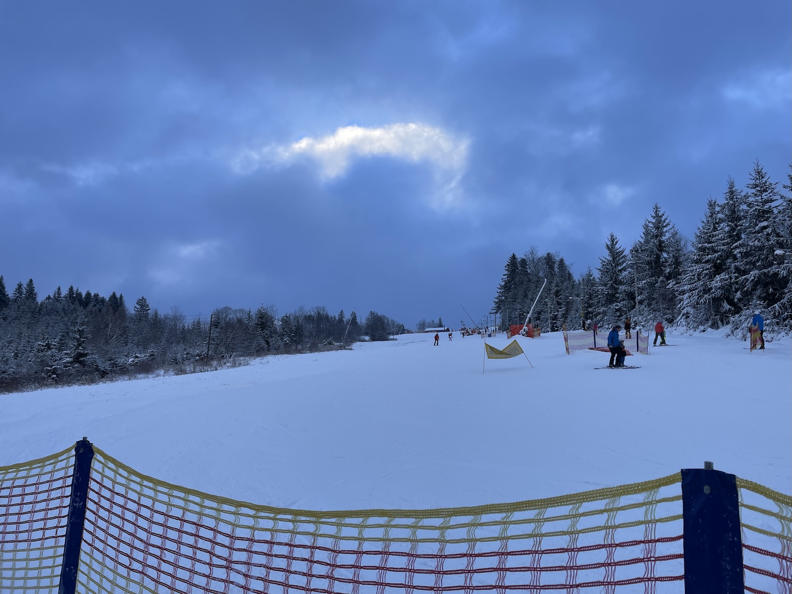 Pohled na sjezdovku na Trojáku zespodu
