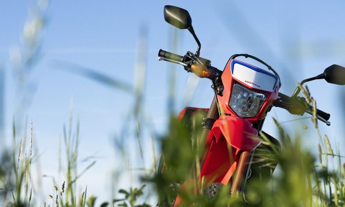 motocyklová zkouška, ochranná helma, bezpečnost jízdy, rozhlížení řidiče, výcvik motocyklistů