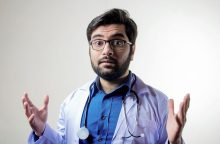 Proč doktoři nechtějí na vesnici? Možná bychom se měli ptát jinak. Jsou to lidé. Chtějí mít svůj život. Normální život. A také rodinu. A tak není divu, že se do některých míst prostě nehrnou. Představte si třeba, že máte poslat lékaře do vesnice, kde nejsou ani pořádné chodníky, natož nějaké hřiště, školka… nedostatek lékařů, zdravotnický personál, zdravotní péče, odchod lékařů do zahraničí, krize zdravotnictví