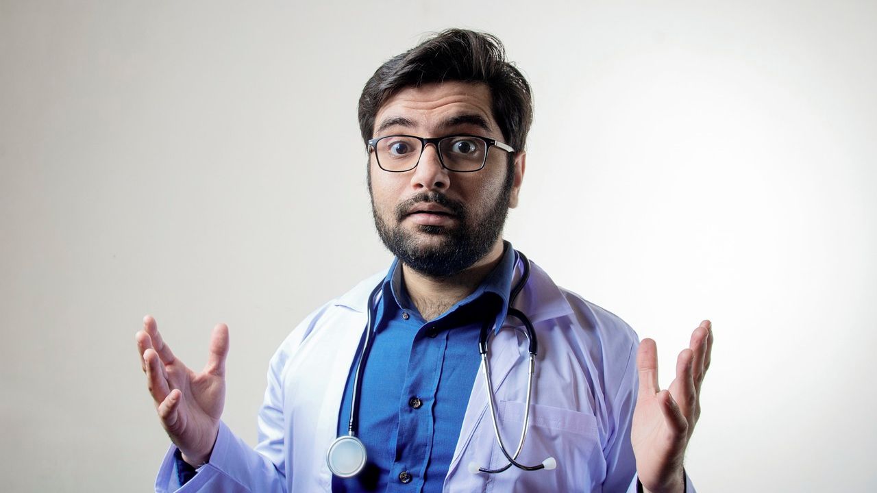 Proč doktoři nechtějí na vesnici? Možná bychom se měli ptát jinak. Jsou to lidé. Chtějí mít svůj život. Normální život. A také rodinu. A tak není divu, že se do některých míst prostě nehrnou. Představte si třeba, že máte poslat lékaře do vesnice, kde nejsou ani pořádné chodníky, natož nějaké hřiště, školka… nedostatek lékařů, zdravotnický personál, zdravotní péče, odchod lékařů do zahraničí, krize zdravotnictví