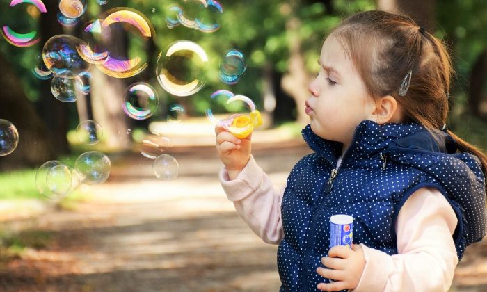 Příběh, děti, poník, výchova