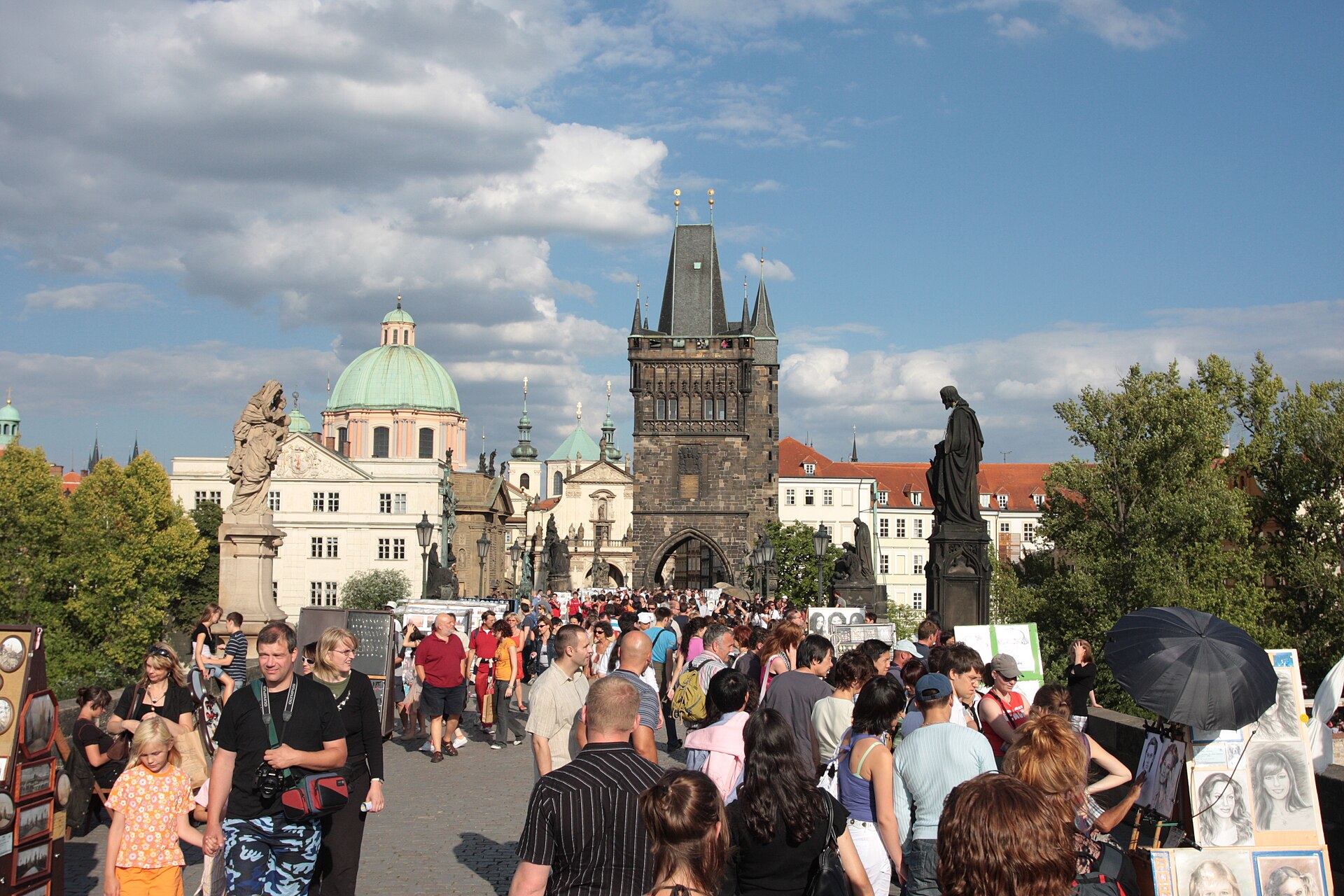 přelidněný Karlův most v Praze